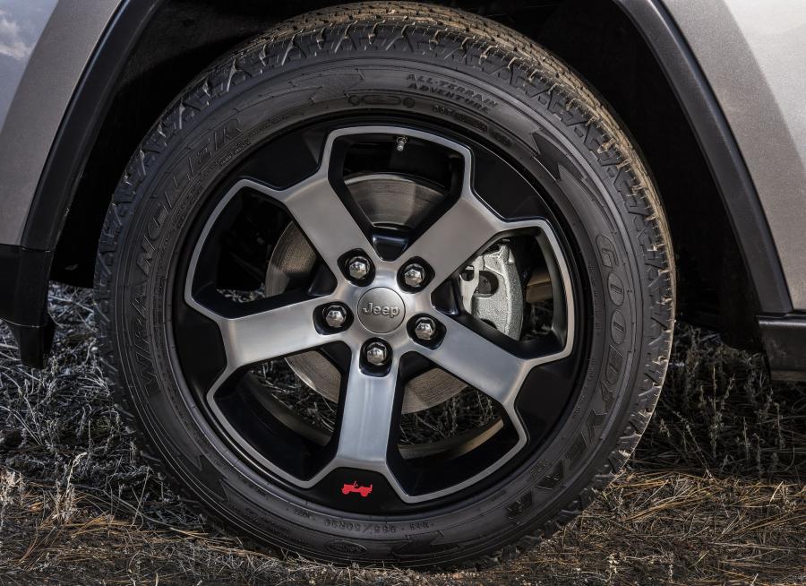 Колеса Jeep Grand Cherokee Trailhawk (WK2) 2016 года  (фото 11 из 40)